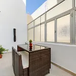 Colorful & Spacious With Yard - Close To Xemxija Bay * セント・ポールズ・ベイ