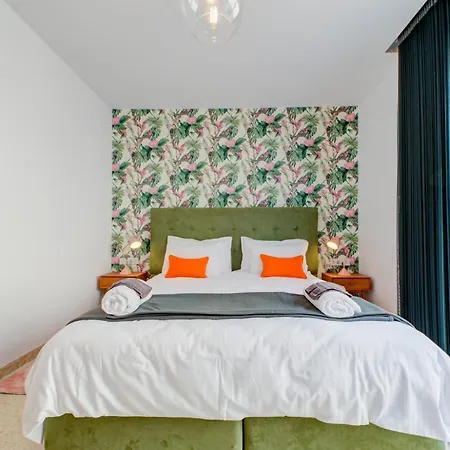 Colorful & Spacious With Yard - Close To Xemxija Bay