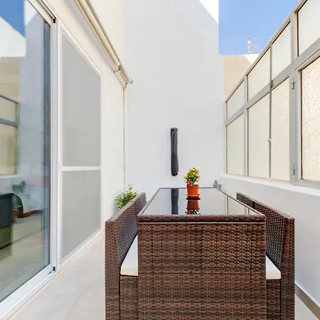 Apartamento Colorful & Spacious With Yard - Close To Xemxija Bay St Paul's Bay