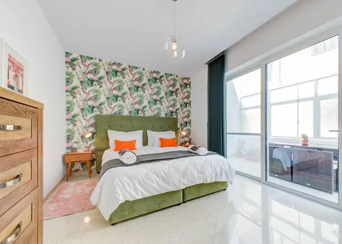 Colorful & Spacious With Yard - Close To Xemxija Bay *