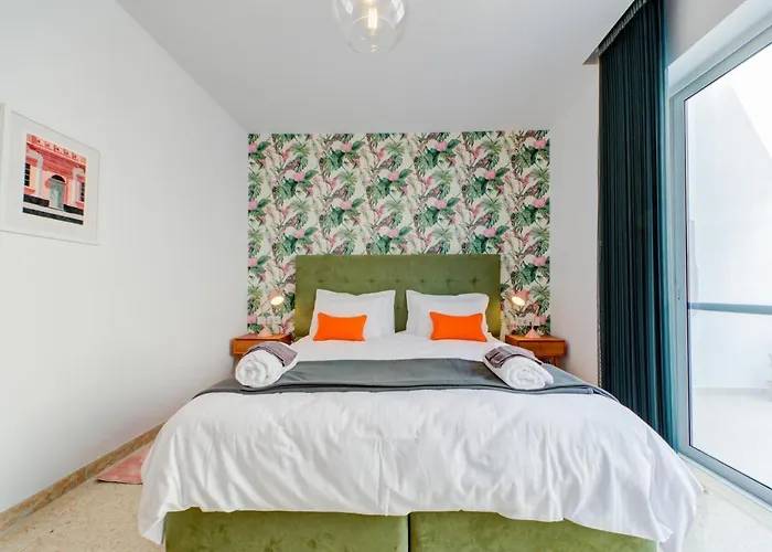 Colorful & Spacious With Yard - Close To Xemxija Bay