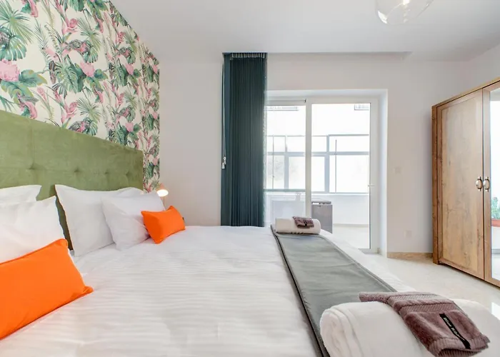 Colorful & Spacious With Yard - Close To Xemxija Bay Apartamento