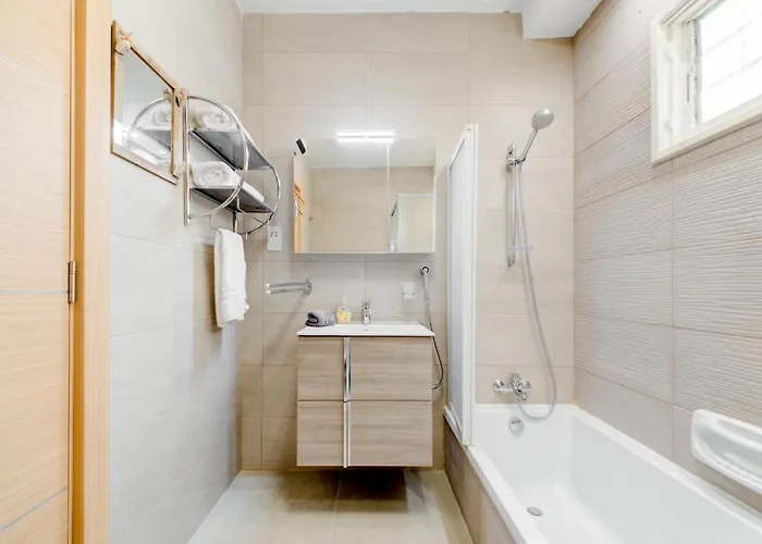 Colorful & Spacious With Yard - Close To Xemxija Bay *