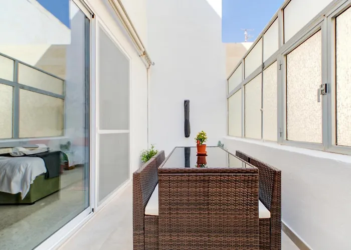 Apartamento Colorful & Spacious With Yard - Close To Xemxija Bay St Paul's Bay