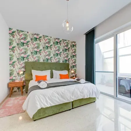 Colorful & Spacious With Yard - Close To Xemxija Bay *