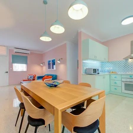 Colorful & Spacious With Yard - Close To Xemxija Bay *