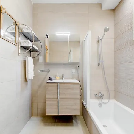 Colorful & Spacious With Yard - Close To Xemxija Bay *