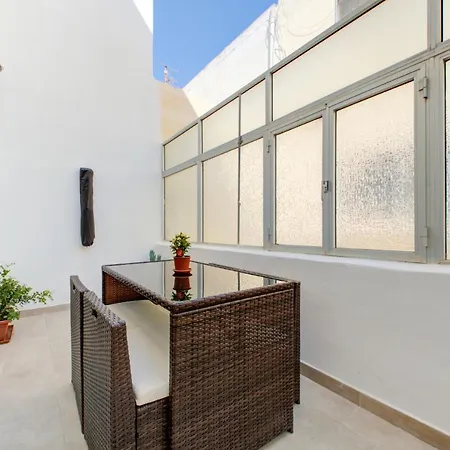 Colorful & Spacious With Yard - Close To Xemxija Bay * 圣保罗湾城